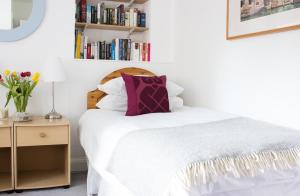 Pensiune Monique's Bed & Breakfast Beaconsfield Marea Britanie