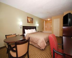 King Room - Non-Smoking room in Quality Inn Mt. Pleasant