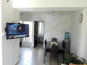 Casa con alberca y laguna