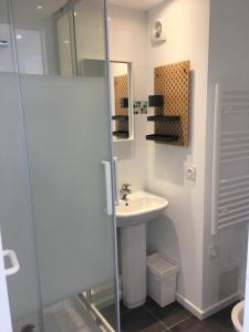 Appartements Votre mini maison en plein coeur du centre ville -terrasse - et parking prive sur place clos - draps et menage inclus : photos des chambres