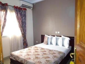 Résultat de recherche d'images pour "hotel vallee des rois douala cameroon"