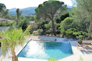 Sejours chez l'habitant HomeStay Bormes : Studio - Vue sur Piscine - 1er Étage