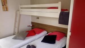 Hotels Kyriad Direct Saintes : Chambre Triple