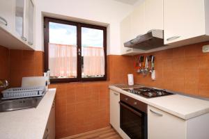 Three-Bedroom Apartment with Terrace room in Apartments with a parking space Jelsa Hvar - 4002