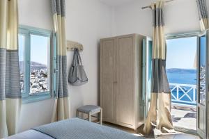 Blue Dolphins Apartments Santorini Greece