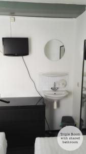 Twin Room with Shared Bathroom room in Rembrandt Square Hotel