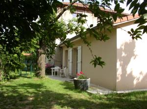 Appartements Les Cerisiers : Appartement - Vue sur Jardin