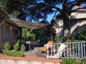 Vasaras māja Maison de ville aux couleurs proven&ccedil;ales. Karpantra Francija