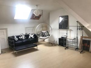 Self contained 3 bed flat with your own front door, three double rooms, Sleeps six,fifteen pounds per night each