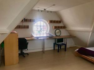 Cheap basic, no frills flat. Sleeps 6, suitable for construction workers?