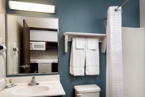 Queen Suite room in WoodSpring Suites Houston 288 South Medical Center