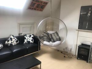 Cheap basic, no frills flat. Sleeps 6, suitable for construction workers?