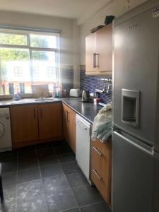 Cheap basic, no frills flat. Sleeps 6, suitable for construction workers?