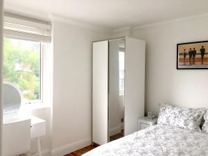 Group and Family-Friendly 3-Bed 2-Bath by Oxford St W1 Sleeps 6 so Count on Us for A Great Stay