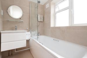 Sea Breeze Cottage with Parking by MyHolidayLet