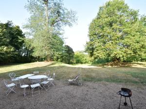 Maisons de vacances Vintage Mansion in Saint Aubin sur Loire with Pool : photos des chambres