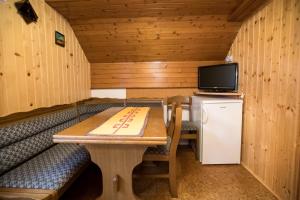 Apartments and rooms Pri Urhu