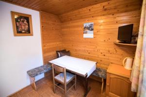 Apartments and rooms Pri Urhu