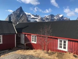 Superior apartment with sea view and balcony room in Toppøy Rorbuer