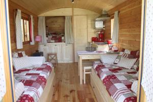 Campings les roulottes de dilou Cerise : photos des chambres