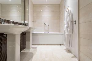 Shakespeare Suite room in Swan's Nest Hotel