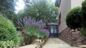 APARTMÁN V ZAHRADĚ PRAHA TROJA - APARTMENT IN THE GARDEN PRAGUE Troja - Zdiby