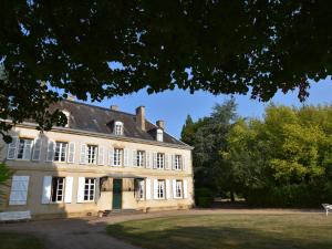 Maisons de vacances Vintage Mansion in Saint Aubin sur Loire with Pool : photos des chambres