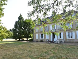 Maisons de vacances Vintage Mansion in Saint Aubin sur Loire with Pool : photos des chambres