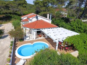 Spacious Holiday Home in Molat with Pool