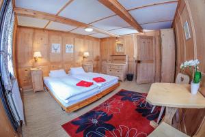 Standard Double Room with Private External Bathroom and Balcony room in Guest House du Grand Paradis