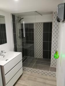 Maisons de vacances Maison au Calme Climatisee avec spa de mai a fin septembre : Maison 1 Chambre