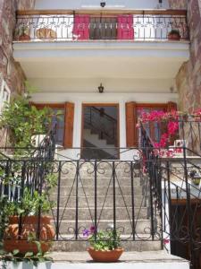 The Schoolmistress With The Golden Eyes, studios & rooms