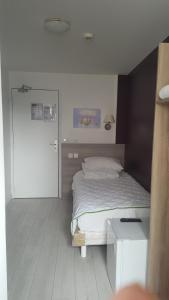 Hotels Hotel de Menilmontant : Chambre Simple avec Salle de Bains Privative