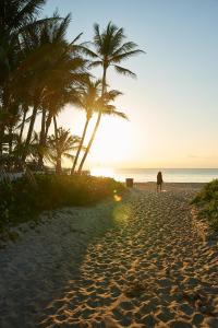 Lovely apartment on the canal with a pool