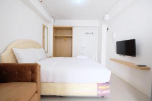 Affordable Studio with Sofa Bed at Bassura City Apartment By Travelio