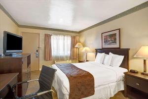 Queen Room - Non-Smoking room in Travelodge by Wyndham Everett City Center