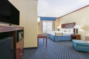 Studio King Suite - Non-Smoking room in Baymont by Wyndham McComb
