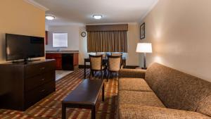 King Suite - Non-Smoking room in Best Western Garden Villa Inn
