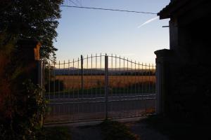 Sejours chez l'habitant Magnificent Renovated Farmhouse - 10 Min A7 - : photos des chambres