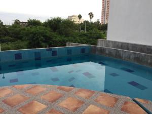 Playa y alberca en Zona Marina