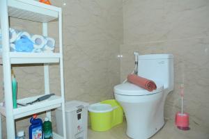 Comfy 1BR LAvenue Apartment By Travelio