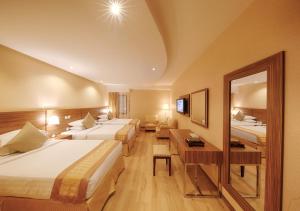Standard Triple Room room in Al Safwah Royale Orchid Hotel