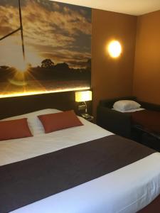 Hotels The Originals City, Hotel Le Boeuf Rouge, Saint-Junien : Chambre Triple Confort