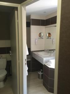 Hotels The Originals City, Hotel Le Boeuf Rouge, Saint-Junien : photos des chambres