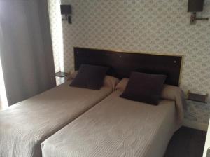 Hotels Logis Terrasse Hotel : Chambre Quadruple avec Salle de Bains Commune