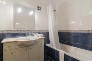 Albufeira Centrally Located Apartment with Pool View