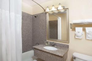 King Room - Non-Smoking room in Super 8 by Wyndham Chicago Northlake O'Hare South