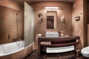 Standard Double Room with Bath room in Cleythil Hotel