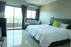 Trio Residence Si-Racha