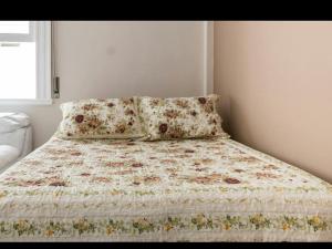 pequeno e aconchegante meia quadra da praia